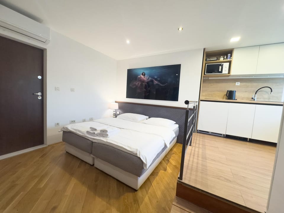 Bed, Kitchen or kitchenette