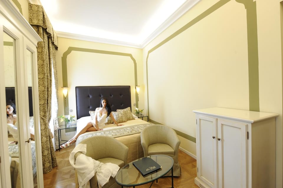 Photo of the whole room, Guests