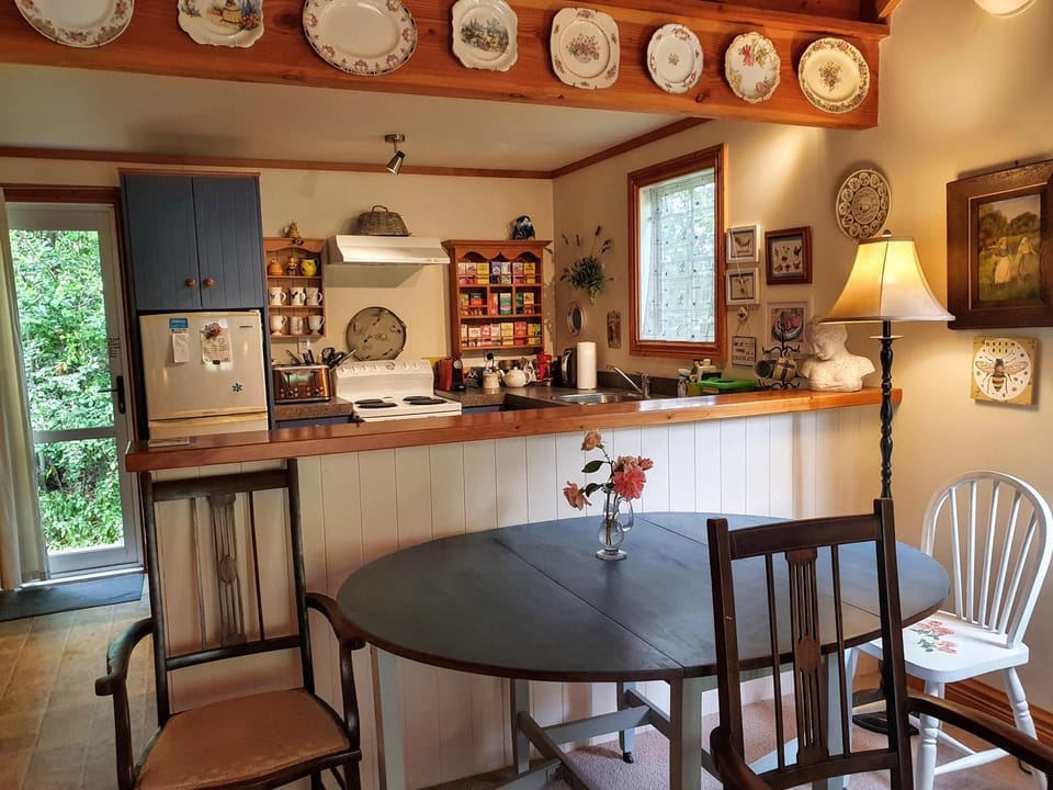 Kitchen or kitchenette, Dining area, minibar