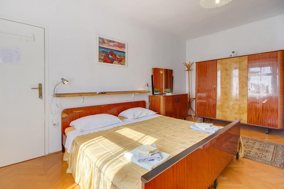 Kitchen or kitchenette, Bedroom