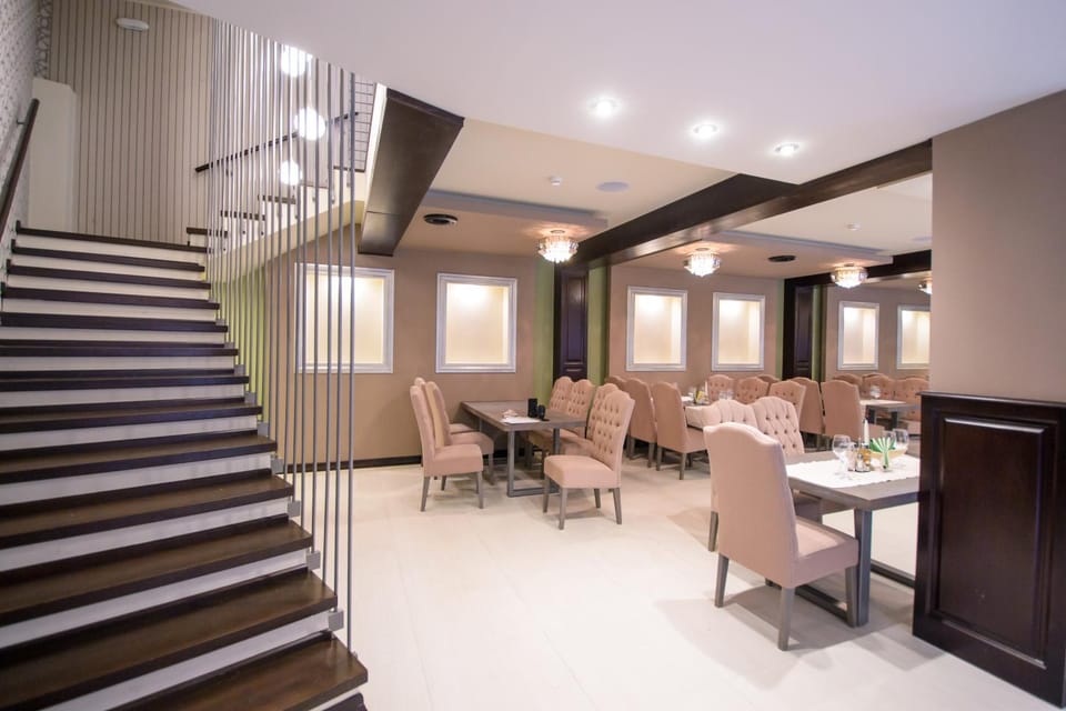 Restaurant/places to eat, Lobby or reception, Lounge or bar, Business facilities, Banquet/Function facilities, Meeting/conference room