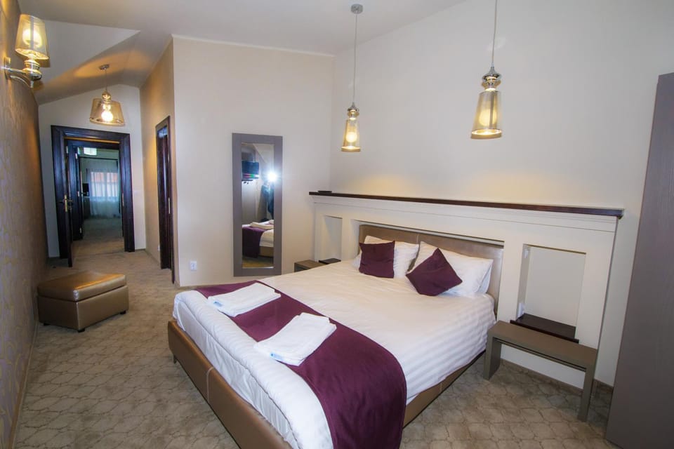 Shower, Toilet, Bed, Bathroom, TV and multimedia, Balcony/Terrace, Seating area, Bedroom