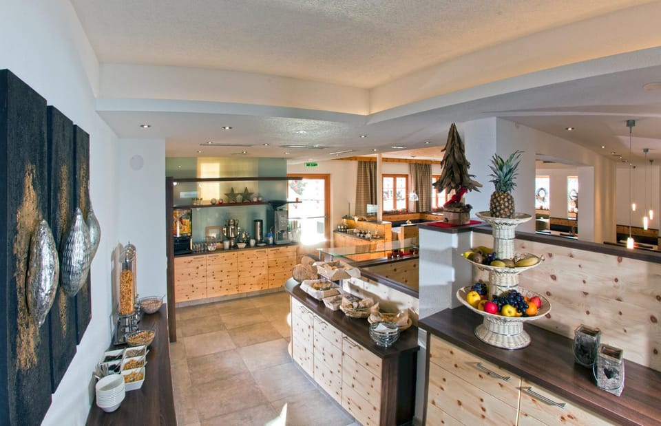 Restaurant/places to eat, Buffet breakfast