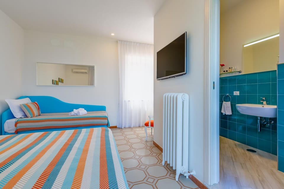 Bed, Bathroom, TV and multimedia, Bedroom