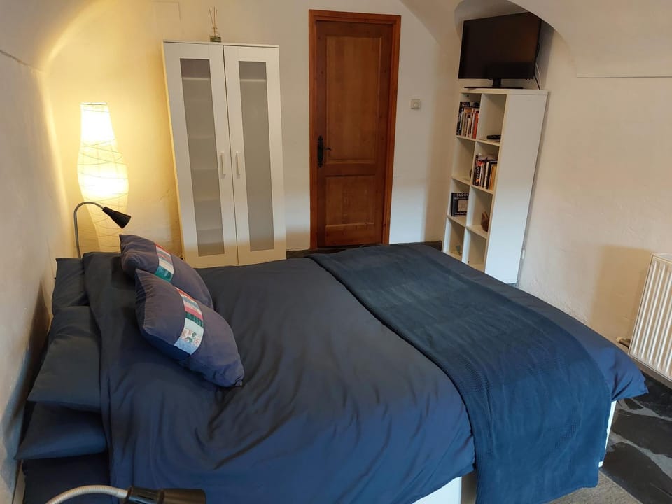 Bed, TV and multimedia, Bedroom