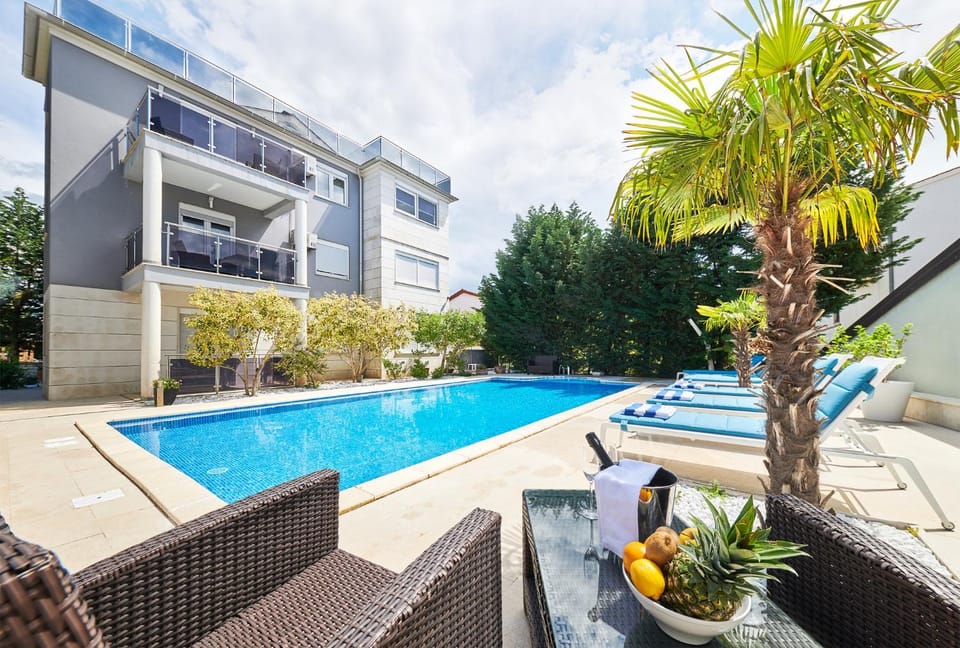 Swimming pool, Swimming pool