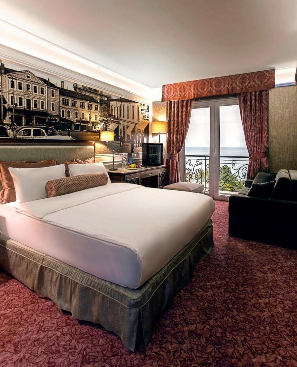 Bed, Photo of the whole room, Seating area, Bedroom