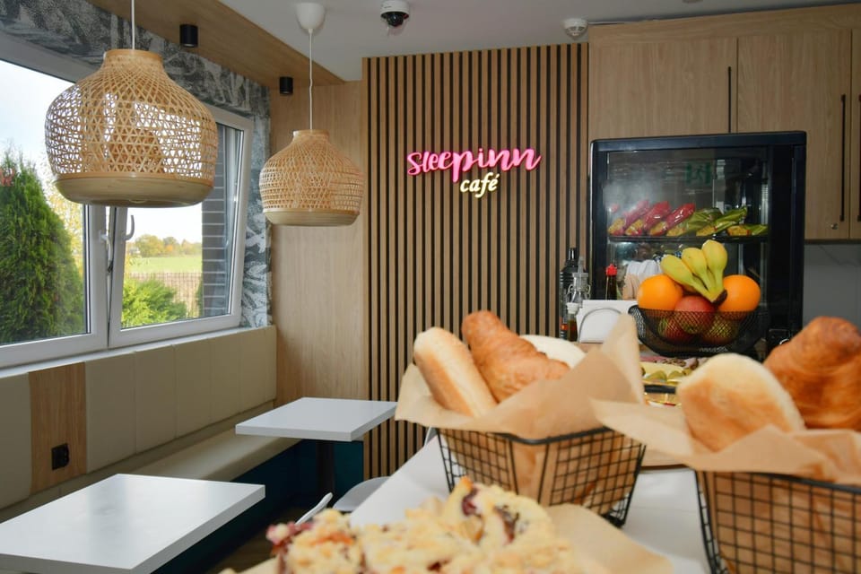 Restaurant/places to eat, Seating area, Food, Breakfast