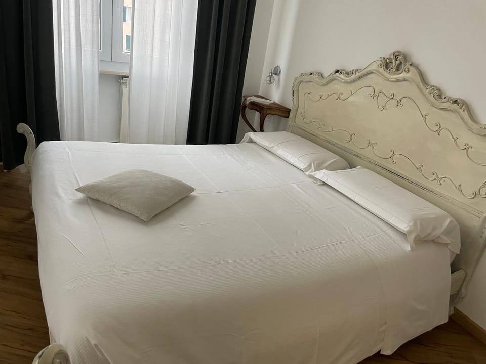 Cavour16 rent bedrooms Bed and Breakfast in Genoa