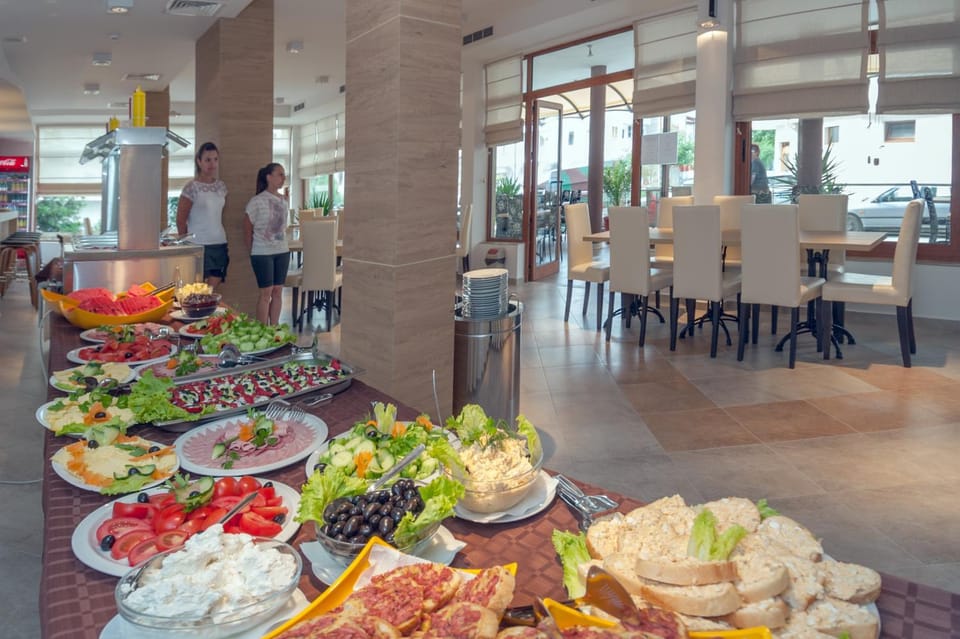 Restaurant/places to eat, Restaurant/places to eat, Food, Buffet breakfast