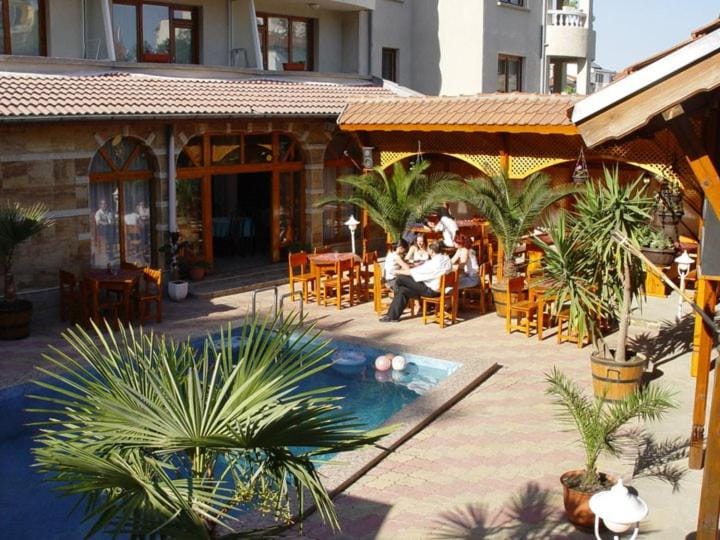 Restaurant/places to eat, Garden, Swimming pool