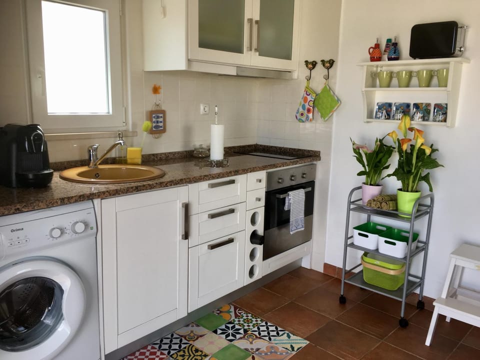 Kitchen or kitchenette, Dining area, washing machine