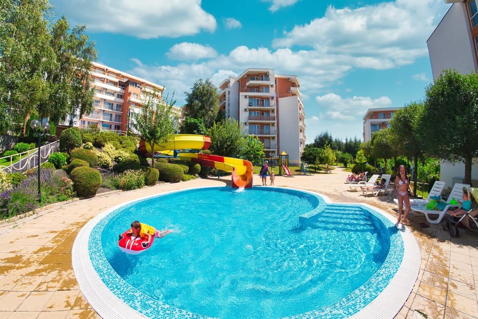Property building, Swimming pool, group of guests