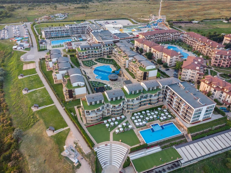 Property building, Day, Bird's eye view, View (from property/room), Pool view, Swimming pool, Location, sunbed