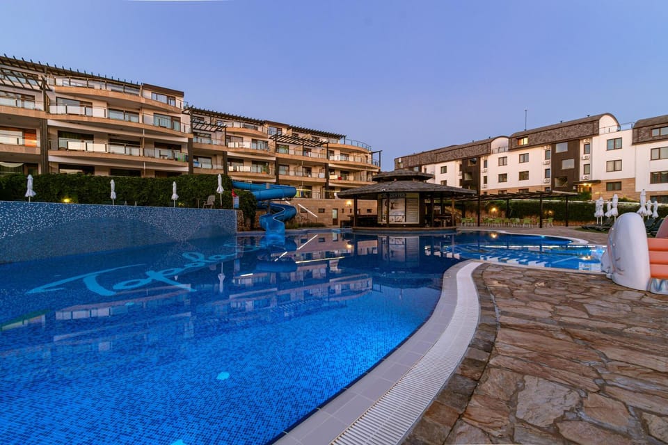 Property building, Day, Pool view, Swimming pool, sunbed