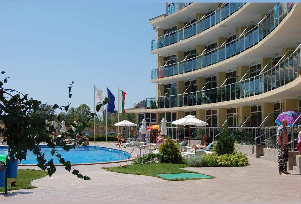 Property building, Day, Garden view, Swimming pool, Swimming pool