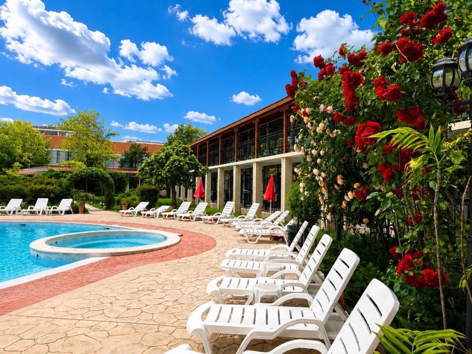 Property building, Day, Garden, Garden view, Pool view, Pool view, Swimming pool, Swimming pool, sunbed