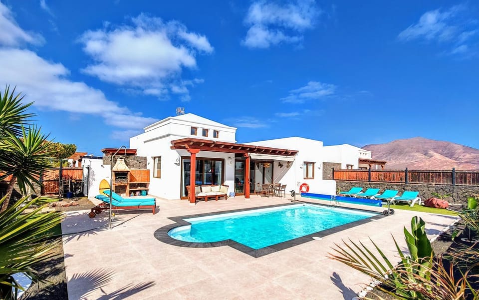 Property building, Patio, Day, Natural landscape, Mountain view, Pool view, Swimming pool, sunbed