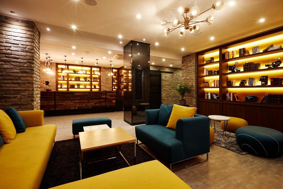 Communal lounge/ TV room, Lobby or reception