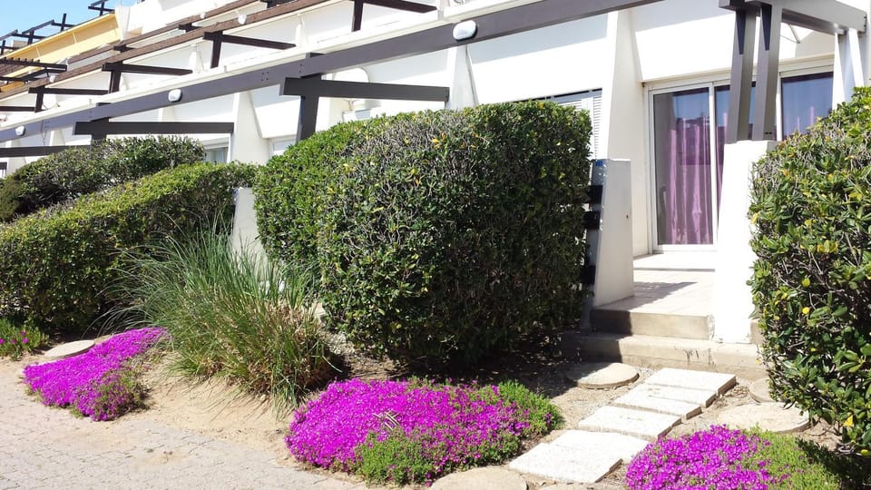 Facade/entrance, Spring, Day, Balcony/Terrace, On site
