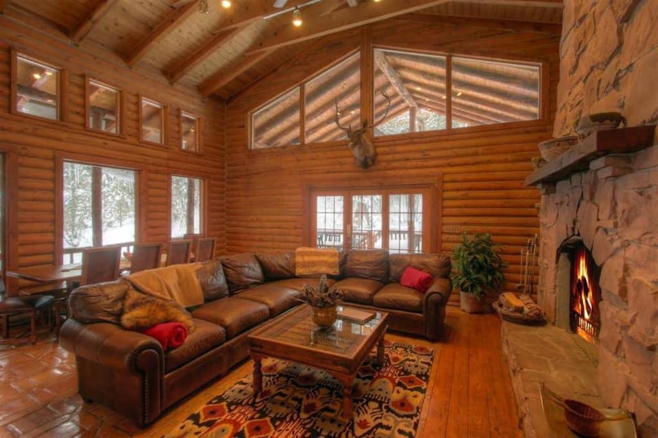 Living room, Dining area, fireplace