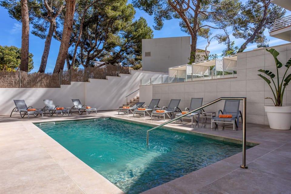 Pool view, Swimming pool, sunbed