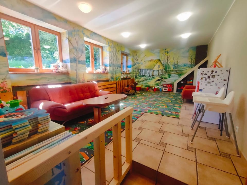 Communal lounge/ TV room, Seating area, young children