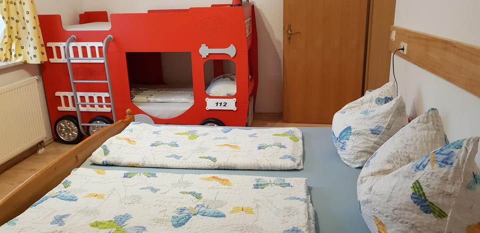 Bed, young children, Family