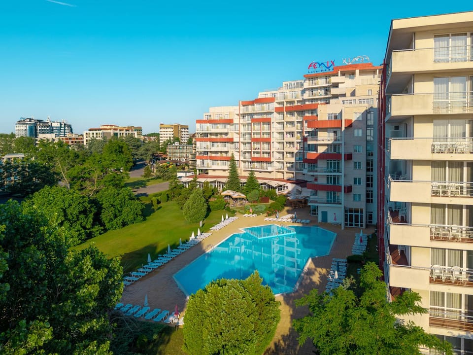 Property building, Garden, Swimming pool