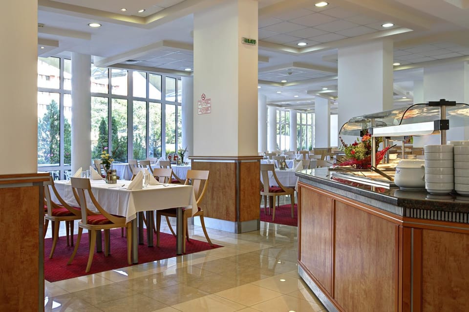 Restaurant/places to eat, Food and drinks, Banquet/Function facilities, Seating area, Food