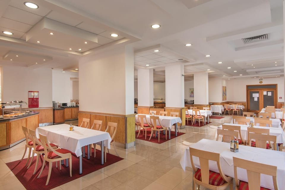 Restaurant/places to eat, Food and drinks, Banquet/Function facilities, Seating area, Food, Buffet breakfast