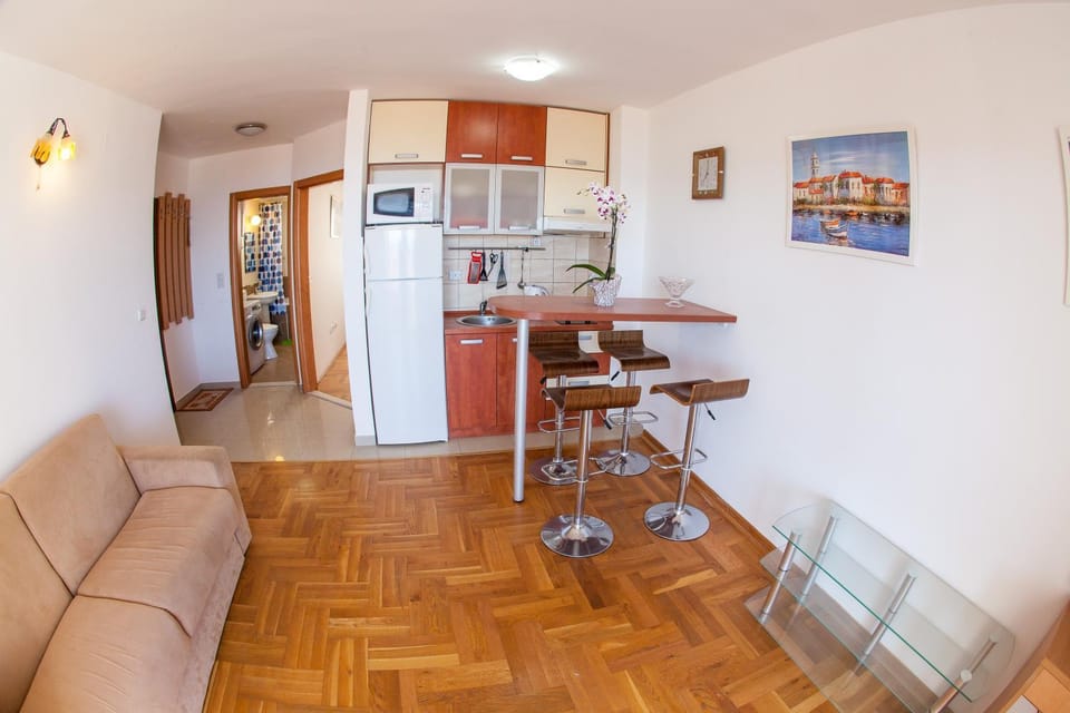 Kitchen or kitchenette, Seating area, Dining area