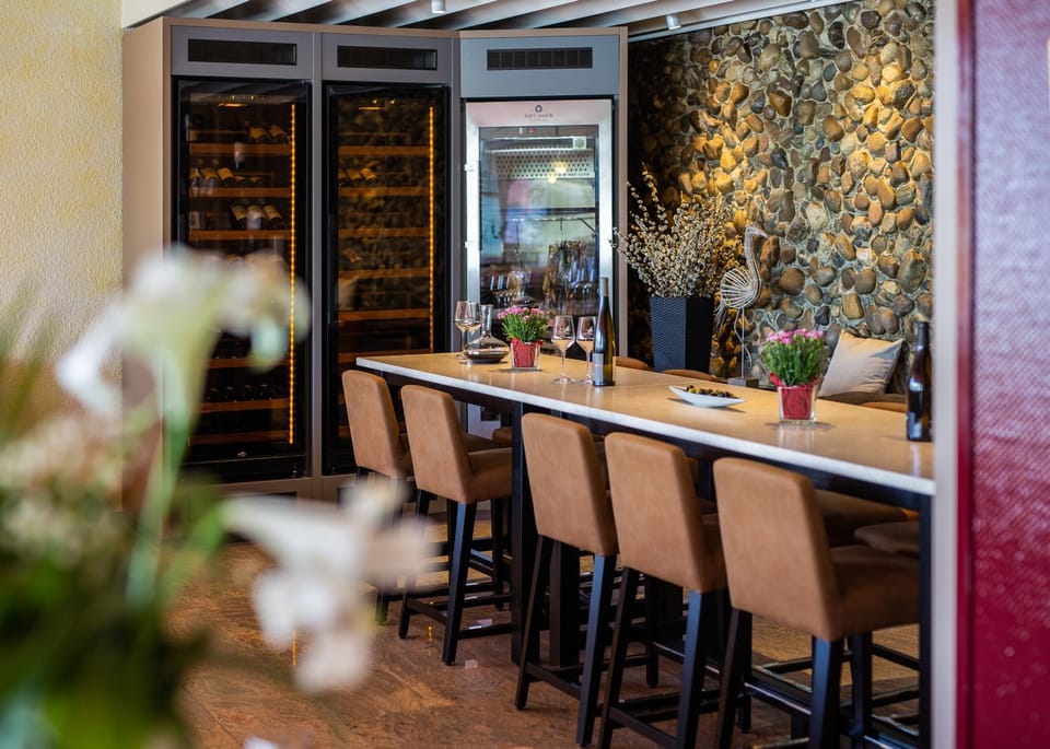 Restaurant/places to eat, Decorative detail, On site