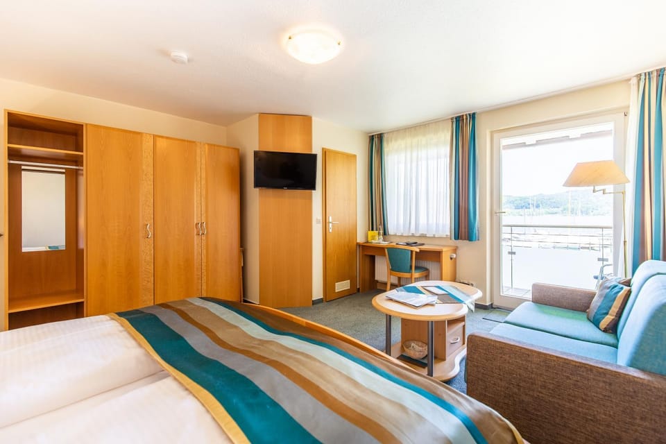 Photo of the whole room, Lake view