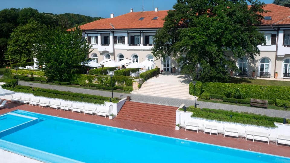 Property building, Swimming pool, Swimming pool
