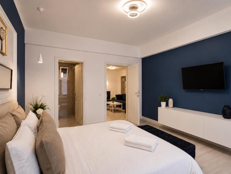 Bed, TV and multimedia, Bedroom