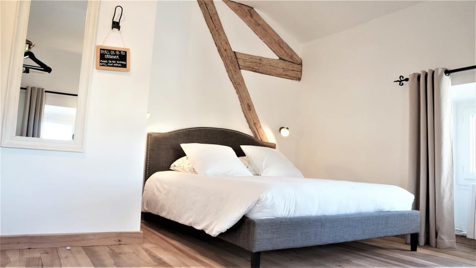 Bed, Photo of the whole room