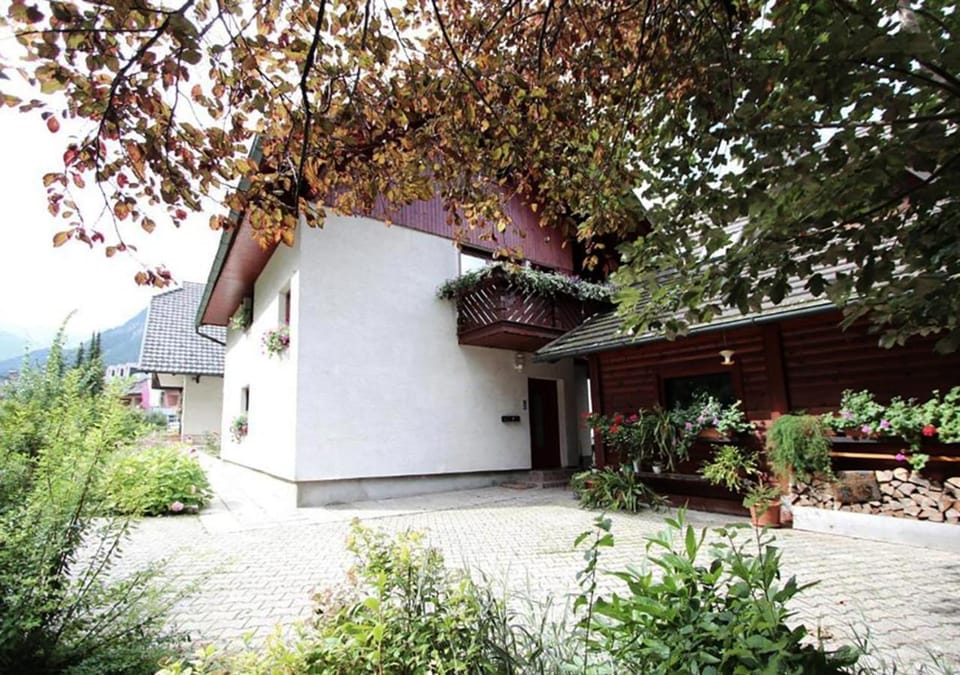 Property building, Garden, Garden view, pet friendly
