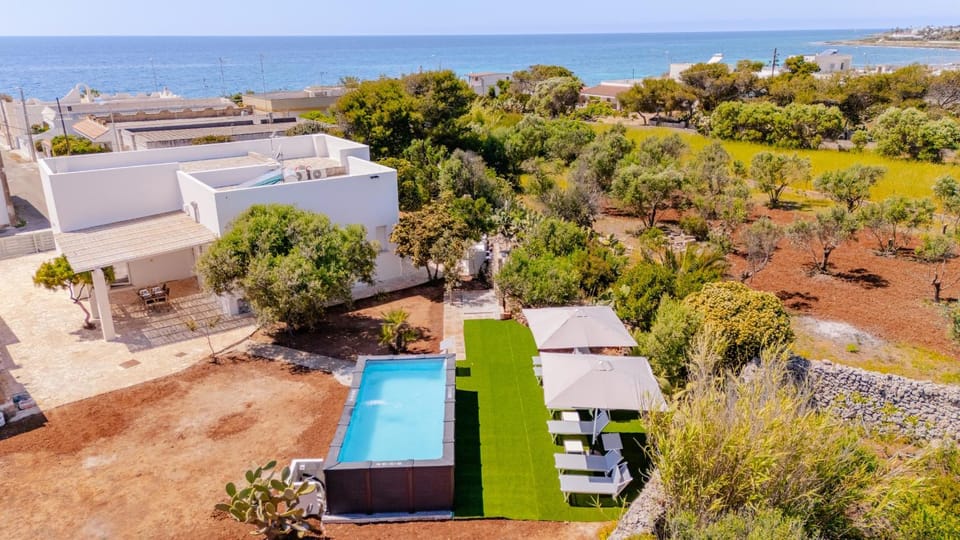 Property building, Day, Natural landscape, Bird's eye view, Garden, Garden view, Pool view, Sea view, Swimming pool