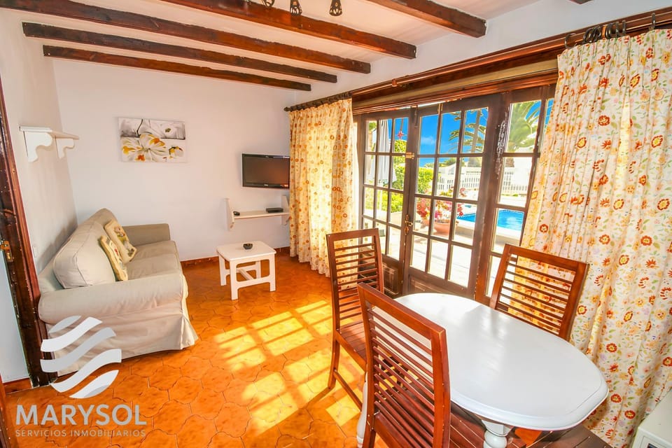 TV and multimedia, Living room, Seating area, Dining area