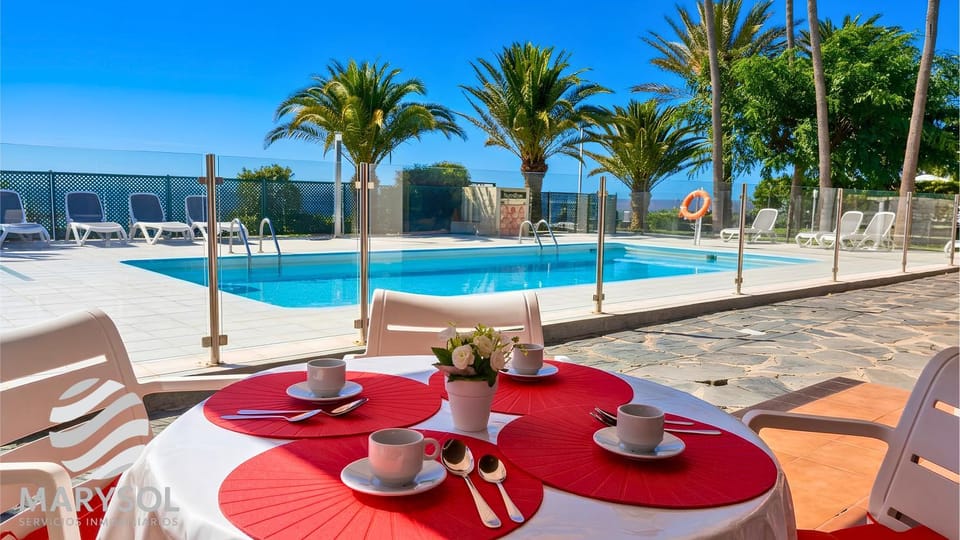 Patio, Day, Coffee/tea facilities, Food and drinks, Dining area, Food, Pool view, Swimming pool