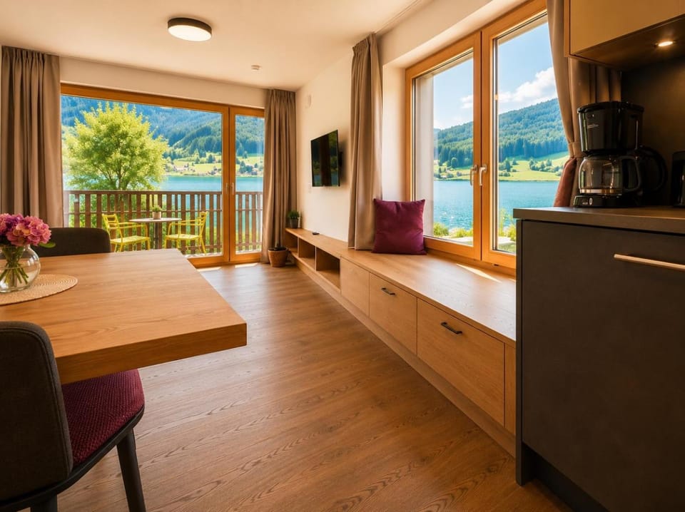 View (from property/room), Balcony/Terrace, Lake view