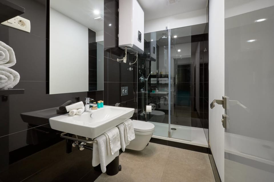 Shower, Toilet, Bathroom, towels