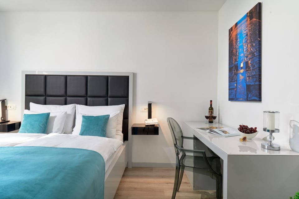 Bed, Seating area, Bedroom, hair dresser
