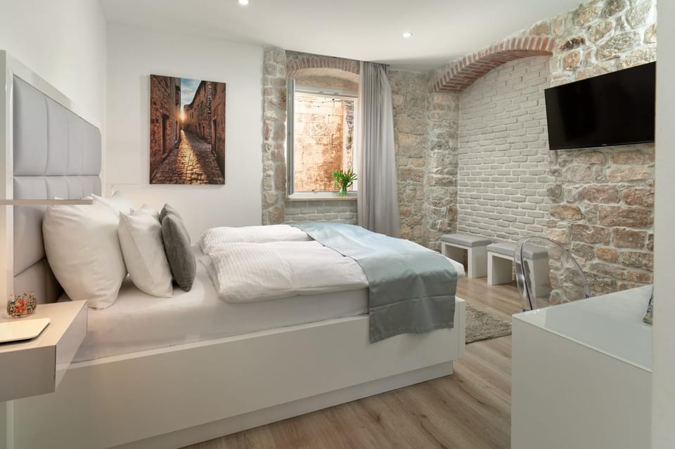 Bed, TV and multimedia, Photo of the whole room, Seating area, Bedroom