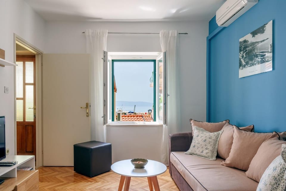 TV and multimedia, Living room, Seating area, air conditioner