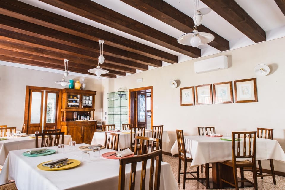 Restaurant/places to eat, Food and drinks, Dining area