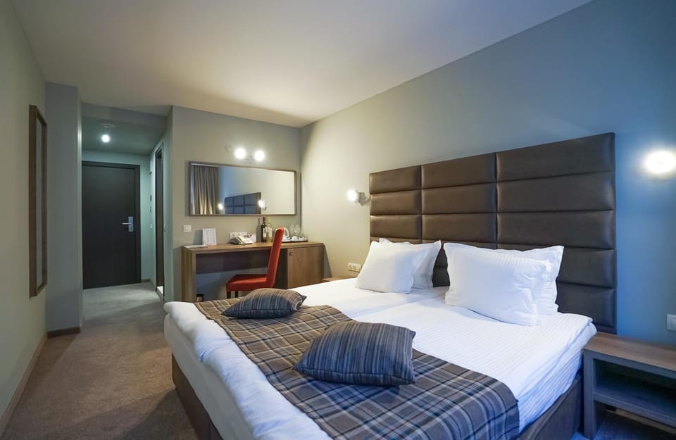 Bed, Photo of the whole room, Seating area, Bedroom