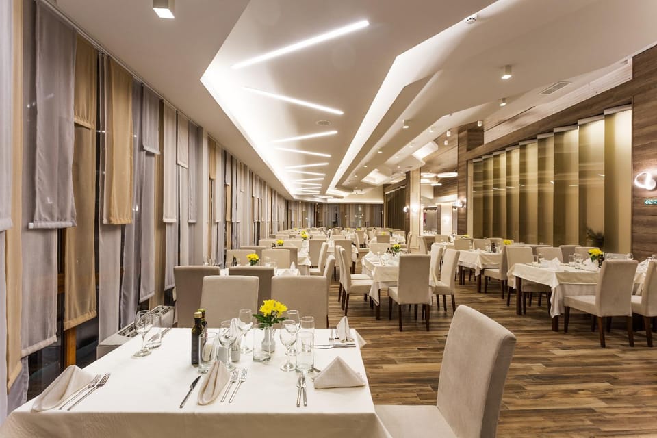 Restaurant/places to eat, Food and drinks, Seating area, On site
