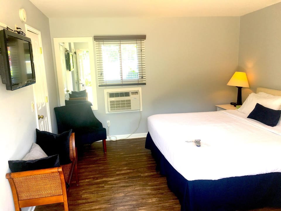 Shorewood Inn Motel in Aquebogue